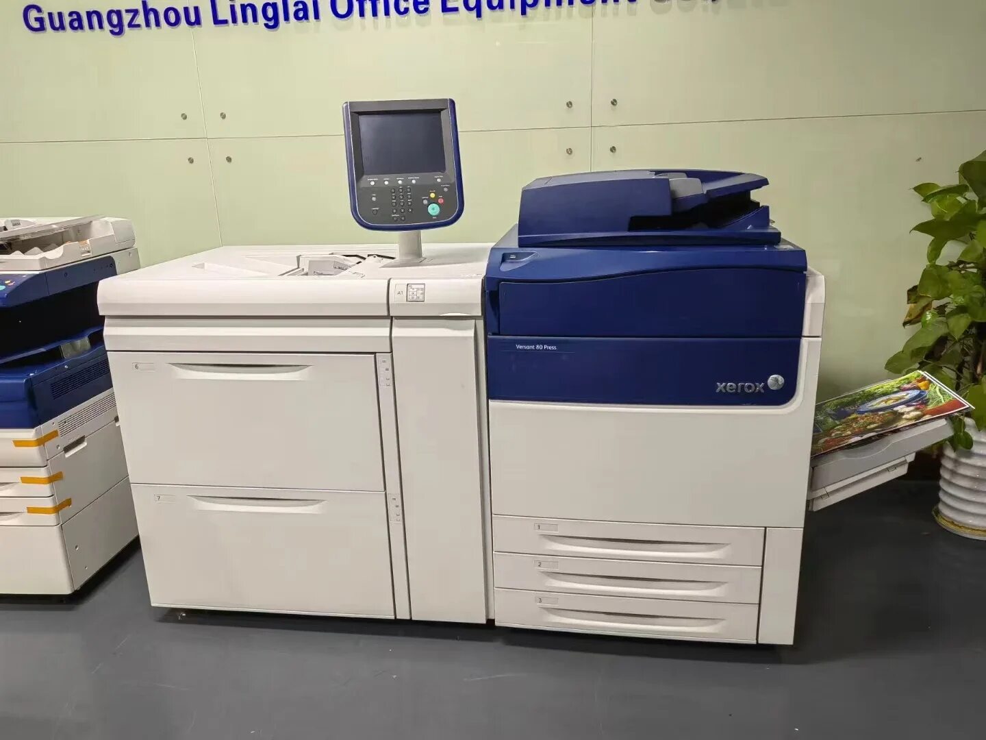 XeroxVersant 180 press с податчиком бумаги на 4000 листов